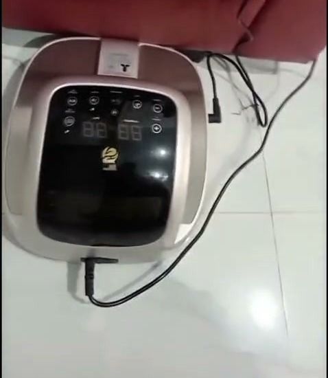 Alat terapi Fohoway: perangkat terapi berpanel digital di atas lantai bersih